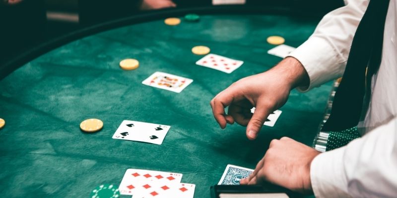 Live Blackjack With Structured Decision Points
